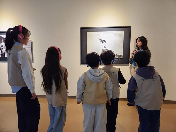<퓰리처상 사진전-슈팅 더 퓰리처(The Pulitzer Prize Photographs: Shooting the Pulitzer)>가 1일 창원 성산아트홀에서 열리고 있다. 도슨트가 어린이 관람객들에게 퓰리처상 수상작을 설명하고 있다. /류민기 기자