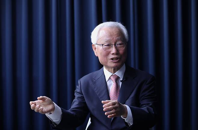 ▲ 경북일보TV '만나GO'에 출연한 헌법재판관 출신 김창종 변호사(법무법인 법연 고문). 권남인 기자