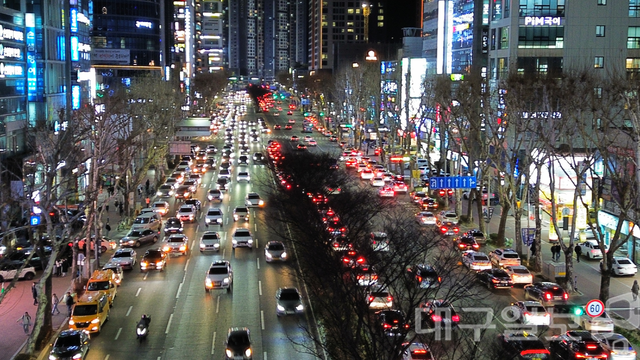 지난달 29일 오후 10시 무렵 대구 수성구 범어4동 학원가 주변 달구벌대로는 양방향 인도변 1, 2개 차로에 학생들의 하원을 기다리는 차량들이 줄을 지어 있다. 김진홍 기자 solmin@idaegu.com