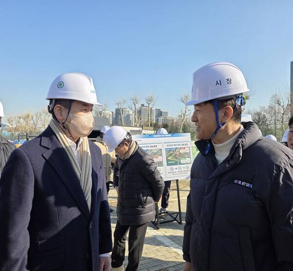 정대현 삼표그룹 부회장(왼쪽)과 오세훈 서울시장이 3일 삼표 성수동 레미콘 부지에서 인사를 나누고 있다. [사진=진명갑 기자]