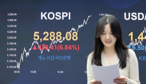 3일 오후 서울 영등포구 KB국민은행 딜링룸에서 직원들이 업무를 하고 있다. /뉴시스