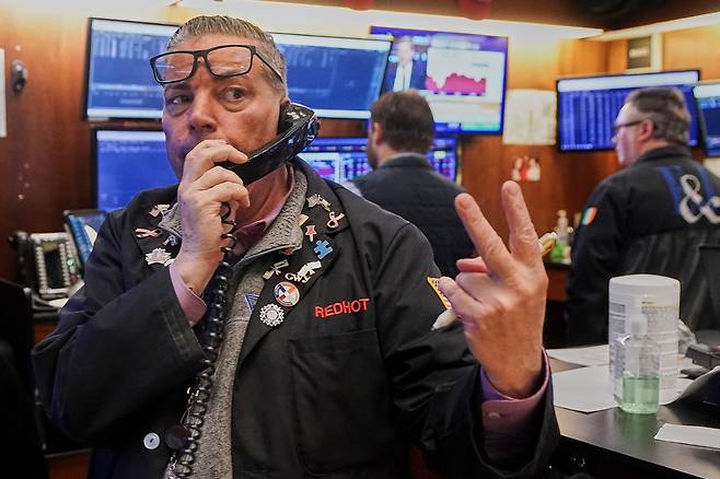 뉴욕증권거래소에서 2일(현지시간) 트레이더가 통화하고 있다. 뉴욕/AP연합뉴스