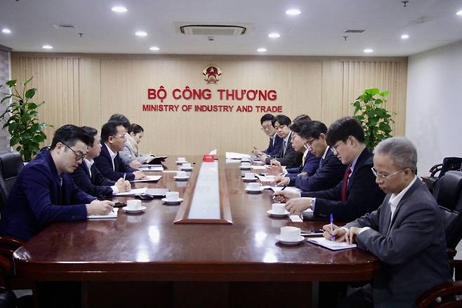 윤요한 두산에너빌리티 마케팅부문 부사장(오른쪽에서 네 번째)과&nbsp;응우옌 호앙 롱 베트남 산업통상부 차관(왼쪽에서 네 번째)이 지난 2일&nbsp;하노이 청사에서 만나 협력 방안을 논의했다. (사진=베트남 산업통상부)