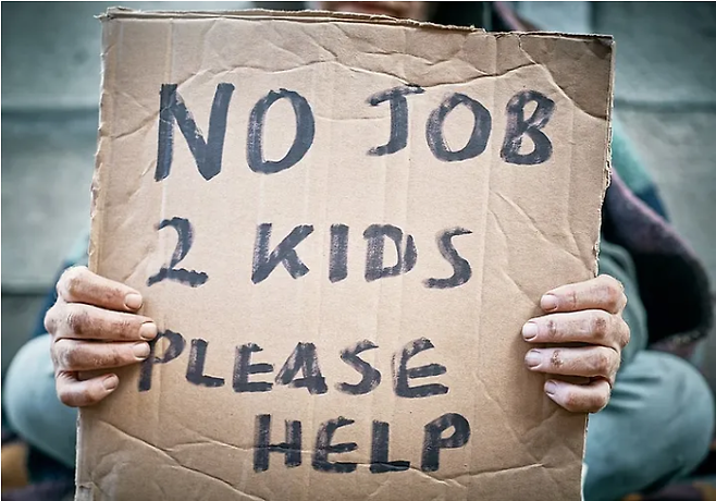 빅테크 기업들은 AI 경쟁 이전부터 이어져온 대규모 해고 추세 속에 조직 개편을 단행 중이다. (사진=Medium)