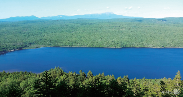 Nahmakanta 호수 뒤로 멀리 카타딘산이 보인다.