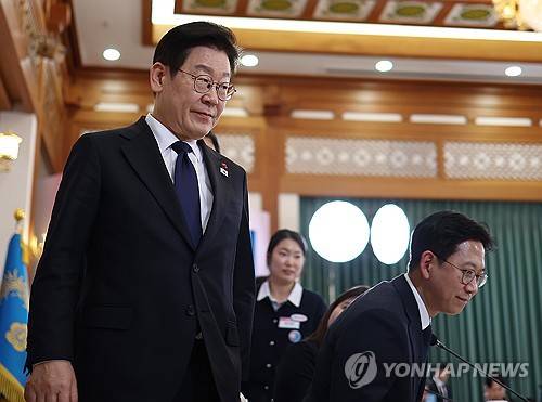 국가창업시대 전략회의 마치고 이석하는 이재명 대통령(서울=연합뉴스) 김도훈 기자 = 이재명 대통령이 30일 청와대에서 열린 국가창업시대 전략회의 'K-스타트업이 미래를 만든다'가 끝난 뒤 행사장을 나서고 있다. 2026.1.30 superdoo82@yna.co.kr