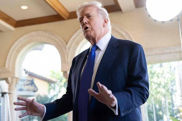 도널드 트럼프 미국 대통령이1일 플로리다주 팜비치의 마러라고에서 열린 댄 스카비노 백악관 부비서실장과 에린 엘모어 국무부 국장의 결혼식에 참석하고 있다. 2026. 02. 01 [AFP=연합뉴스]