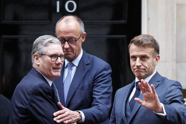 영국 총리 키어 스타머, 독일 총리 프리드리히 메르츠, 프랑스 대통령 에마뉘엘 마크롱이 8일 영국 총리 관저인 런던 다우닝가 10번지에서 헤어지고 있다. 2025. 12. 08 [EPA=연합뉴스]&nbsp;