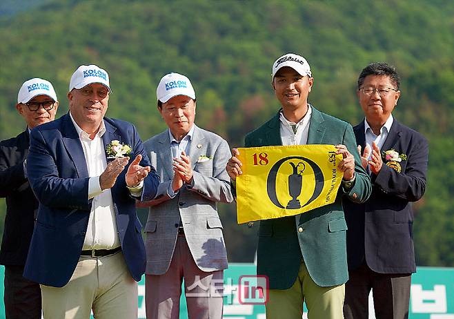 지난해 5월 강원도 춘천시 라비에벨 듄스 코스에서 열린 코오롱 한국오픈에서 우승한 사돔 깨우깐자나(태국)가 디오픈 출전권을 의미하는 깃발을 들고 포즈를 취하고 있다. (사진=이데일리DB)