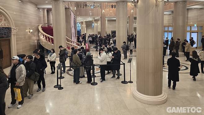 콘서트 시작 2시간 전 풍경. 관람객들이 로비에서 현장 이벤트를 즐기고 있다. (사진= 문원빈 기자)