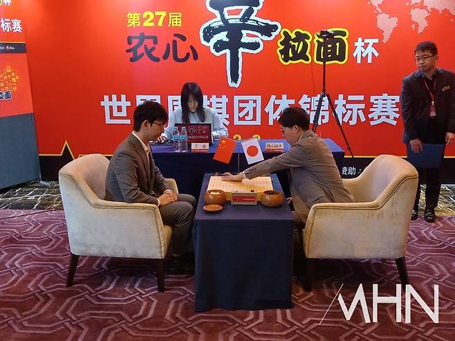 딩하오 9단(왼쪽)과 이야마 유타 9단이 일전을 치르고 있다.(사진 중국 선전에서 MHN 엄민용 선임기자)