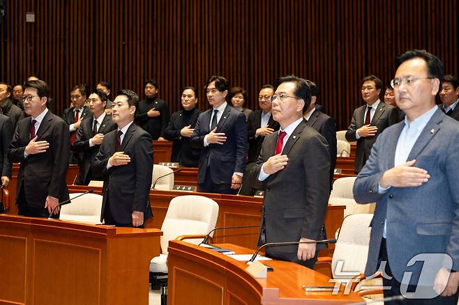 장동혁 국민의힘 대표와 송언석 원내대표를 비롯한 의원들이 2일 서울 여의도 국회에서 열린 의원총회에서 국민의례를 하고 있다. 2026.2.2/뉴스1 ⓒ News1 유승관 기자