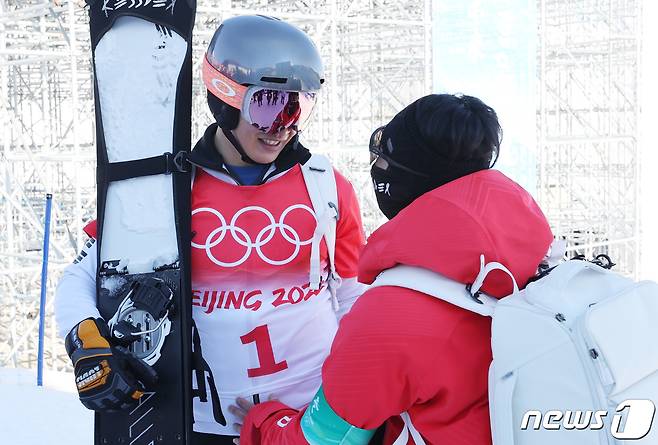 이상호가 8일 중국 장자커우 겐팅 스노파크에서 열린 2022 베이징 동계 올림픽 스노보드 알파인 평행대회전 8강전에서 아쉽게 탈락한 뒤 경기장을 빠져나고오 있다. 2022.2.8/뉴스1 ⓒ News1 박지혜 기자