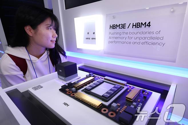 지난 2025년 10월22일 서울 강남구 코엑스에서 열린 제27회 반도체 대전(SEDEX 2025)을 찾은 관람객이 삼성전자 부스에서 HBM4를 둘러보고 있다. 2025.10.22/뉴스1 ⓒ News1 박지혜 기자