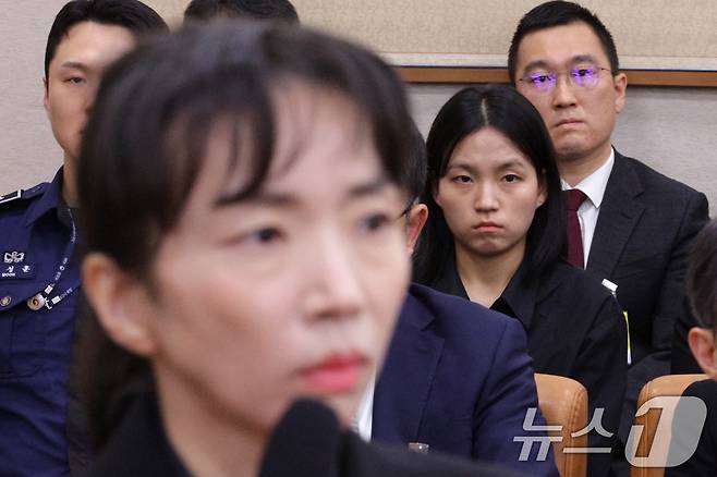 김정민 남부지검 수사관이 지난해 10월 23일 서울 여의도 국회 법제사법위원회에서 열린 서울고등검찰청·서울중앙지방검찰청 등에 대한 국정감사에서 이주연 수사관의 발언을 듣고 있다. 2025.10.23/뉴스1 ⓒ News1 신웅수 기자