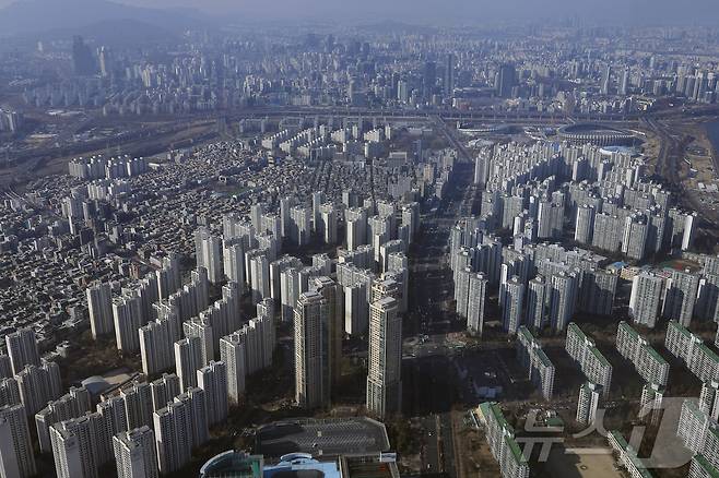 서울시 송파구 올림픽로 롯데 월드 타워 서울스카이 전망대에서 아파트 등 주택 단지가 보이고 있다. 2026.2.1/뉴스1 ⓒ News1 박정호 기자