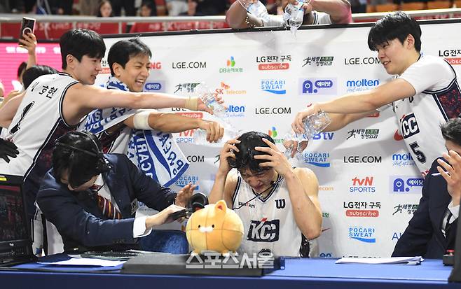 KCC 허웅(가운데)이 2일 잠실학생체육관에서 열린 2025-2026 프로농구 SK와 경기에서 51득점을 올리며 120-77 팀의 승리를 이끈 뒤 인터뷰를 하다 동생인 허훈(왼쪽 둘째) 등 동료들의 축하 물세례를 맞고 있다.  잠실학생 | 박진업 기자