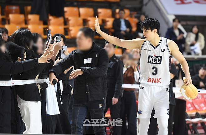 KCC 허웅이 2일 잠실학생체육관에서 열린 2025-2026 프로농구 SK와 경기에서 51득점을 올리며 120-77 팀의 승리를 이끌고 수훈 선수 인터뷰를 마친 뒤 팬들에게 인사를 하고 있다. 잠실학생 | 박진업 기자