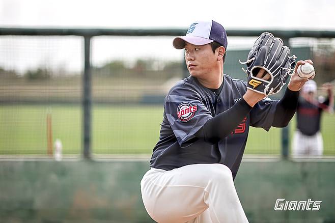 정현수가 불펜 투구에 임하고 있다. 사진 | 롯데 자이언츠