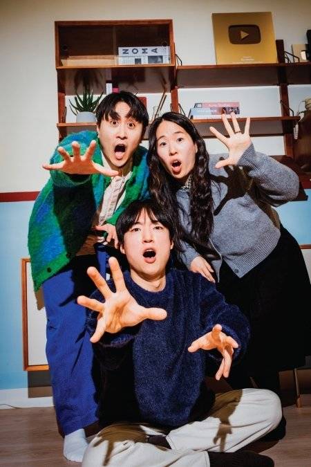 고탱·성희 부부가 서고 우디가 앉아 포즈를 취하자 멤버들이 가족사진 같다며 웃었다.