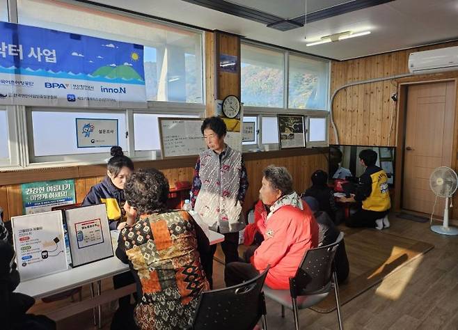 지난해 11월 경남 통영시 욕지도의 주민들이 '비대면 섬 닥터' 사업을 통해 마련된 비대면진료를 받고 있다. 해양수산부.