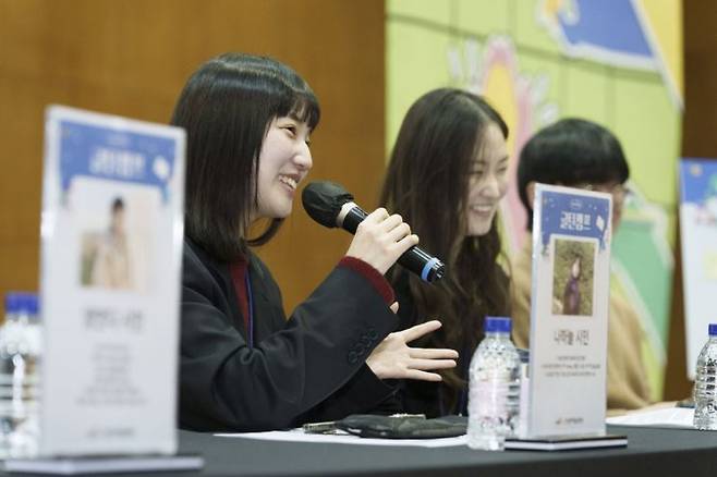 2026 글틴캠프 글틴 고민상담소작가에게 묻다 프로그램에서 나하늘 작가가 학생들과 대화를 나누고 있다. 사진 아르코