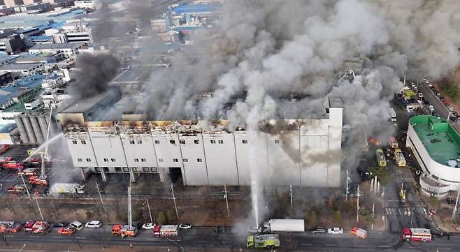 3일 오후 경기도 시흥시 정왕동 SPC삼립 시화공장에서 화재가 발생해 연기와 불길이 치솟고 있다.  연합뉴스
