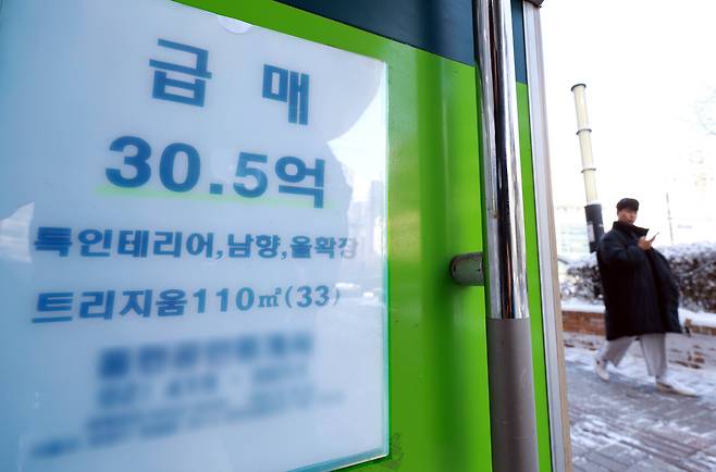 이재명 대통령이 연일 SNS를 통해서 부동산 정책과 관련한 강경한 메시지들을 내놓고 있는 2일 서울 송파구 한 공인중개사 사무실에 아파트 급매 전단지가 붙어 있다. 이 대통령은 다주택자 양도소득세 중과 유예를 연장하지 않겠다는 대통령 발언 이후 아파트 가격을 낮춘 급매물이 나왔다는 기사를 SNS에 인용하기도했다./뉴스1