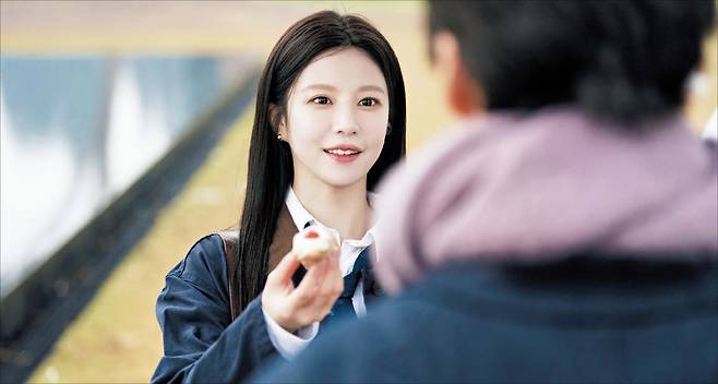 ‘차무희’(고윤정)는 일본 배우와 연애 예능 프로를 촬영하던 중 통역사와 사랑하게 된다./넷플릭스