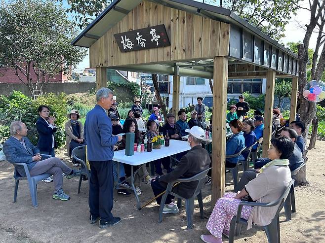 2024년 10월 동네 텃밭 정원에 원두막을 지어놓고 가진 기념 파티에서 송 종 매향사모 회장이 주민들에게 인삿말을 하고 있는 모습. /매향사모