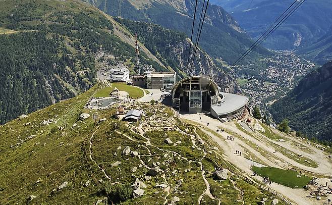 파빌리온. 대부분의 케이블카가 2000m 안팎의 고도에 중간 정류장을 만들어 놓고 여기에서 트레킹 코스가 사방으로 뻗어 나간다. 파빌리온도 그런 곳이다./박병원