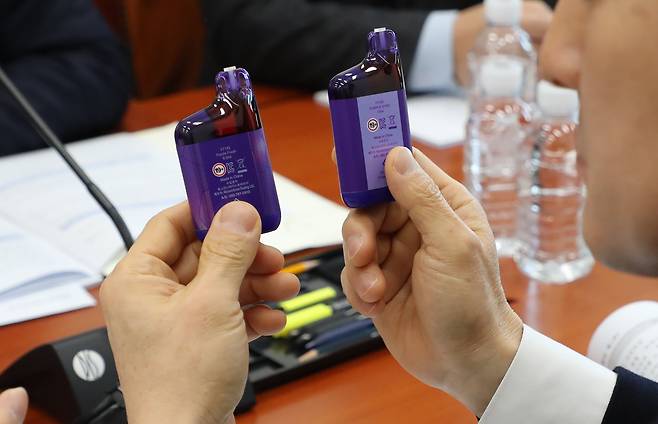 2025년 2월 18일 국회 기획재정위원회 경제재정소위원회에서 위원들이 합성니코틴 사용 여부에 따른 액상형 전자담배를 비교하며 담배사업법 개정안을 심의하고 있다. /조선DB