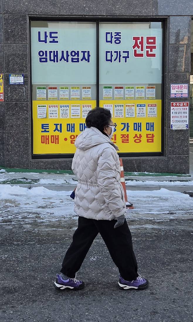 3일 대전 동구 오류동 한 공인중개사무소 앞을 시민이 지나가고 있다. 박건욱 기자