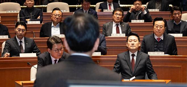 국민의힘 장동혁 대표(앞줄 오른쪽)가 2일 서울 여의도 국회에서 열린 긴급 의원총회에서 송언석 원내대표의 모두발언을 듣고 있다. 장 대표는 한동훈 전 대표를 제명한 근거가 된 당원게시판 문제에 대해 경찰 수사에 협조하겠다는 뜻을 밝혔다. 뉴스1