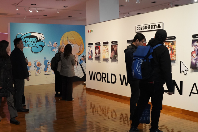 콘진원은 주일한국문화원과 함께 1월 30일부터 일본 도쿄 주일한국문화원 ‘갤러리 MI’에서 ‘세로로 읽는 이야기: 2026 K-웹툰 전시’를 개막했다고 밝혔다. 전시를 둘러보고 있는 관람객 모습. 콘진원 제공.