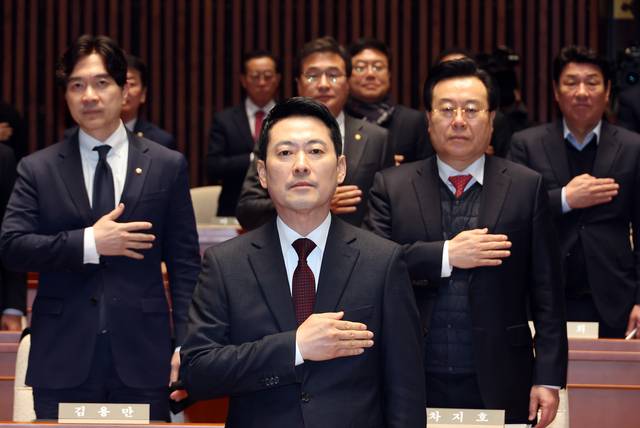 장동혁 국민의힘 대표가 2일 국회 예결위회의장에서 열린 의원총회에서 국기에 경례하고 있다. [연합뉴스]