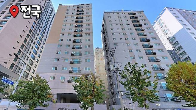 주택도시보증공사(HUG)가 입주민을 모집하고 있는 경기 만안구 안양동의 '하이트타운아파트' 전경. 유튜브 채널 '집 나와라 뚝딱!' 영상 갈무리.