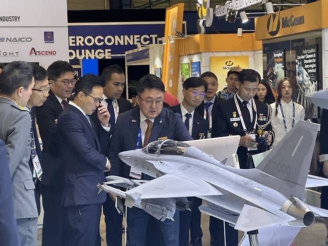 조우래 KAI 수출마케팅 본부장이 싱가폴 Desmond Choo 국방부 국무장관에게 KAI 제품을 소개하고 있다. KAI 제공