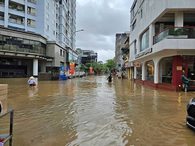 지난해 10월 며칠간 이어진 폭우로 인해 하노이의 한 지역이 심각한 침수 피해를 입은 모습. 베트남 정부 제공
