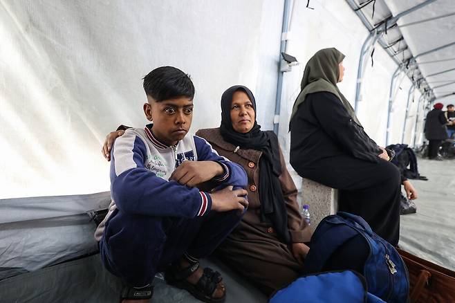 2일(현지시각) 이집트로 가는 구급차를 타기 위해 가자지구 칸유니스 적신월사 병원에 온 모하메드 무스타파(17)와 그의 모친. 그는 지난해 구호 트럭에 몰려든 군중 속에 있다 눈에 총을 맞아 시력을 잃었다. EPA 연합뉴스