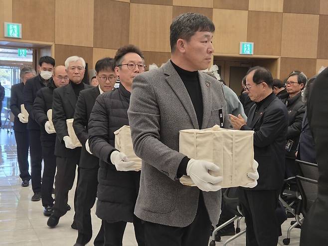 3일 제주시 봉개동 제주4·3평화공원 평화교육센터 안으로 신원이 확인된 희생자의 유해함을 든 유가족들이 들어오고 있다. 서보미 기자