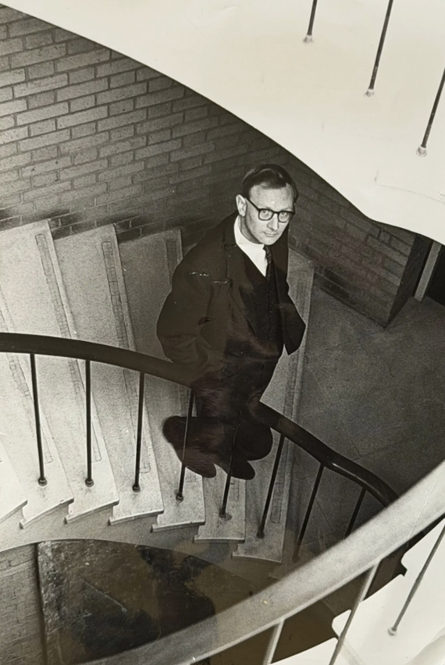 한미한 중산층 장학금 세대인 존 캐리는 "학문-지식의 요새가 아니라 계급의 요새"인 옥스퍼드에서, 귀족-상류층 출신 교수-학생들의 가시적-비가시적 차별과 모욕을 여러 차례 겪었다. 케임브리지대 영문학자 스테판 콜리니는 탁월한 학자인 그의 "과도한 계급적 적대감"이 평생 치유받지 못한 상처의 흔적일 수 있다고 여겼다. 옥스퍼드대 St. 존스 칼리지 사진