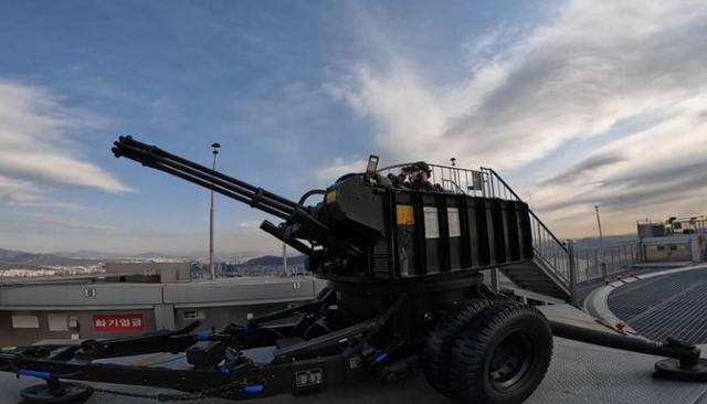 고층 빌딩 옥상에 설치된 이른바 '빌딩 GOP'의 대공포 KM163A1 벌컨. 국방홍보원