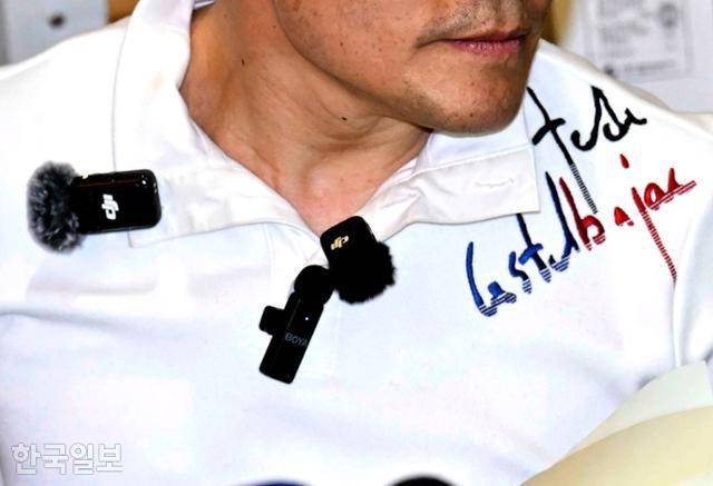 극우 유튜버 전한길씨가 3일 인천국제공항 제2여객터미널로 입국해 지지자들에게 환영받고 있다. 영종도=강예진 기자