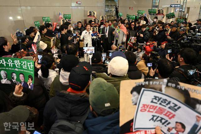 극우 유튜버 전한길씨가 3일 인천국제공항 제2여객터미널로 입국해 기자회견을 하고 있다. 영종도=강예진 기자