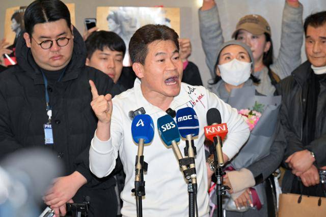 정보통신망법 위반, 내란 선전·선동 혐의 등으로 고발된 극우 유튜버 전한길(가운데)씨가 3일 인천국제공항 제2여객터미널로 입국해 기자회견을 하고 있다. 박지연 인턴기자