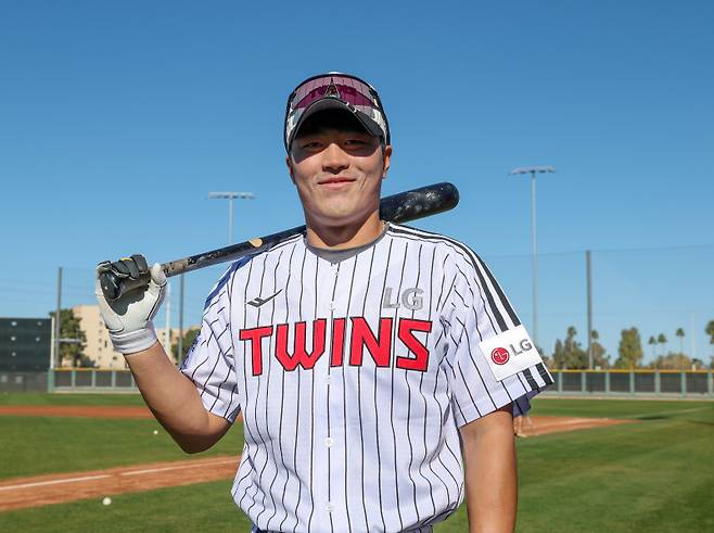 천성호가 미국 애리조나 캠프에서 배트를 들고 환하게 웃고 있다. 사진=LG 제공