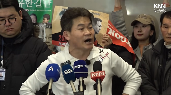 오늘(3일) 인천국제공항을 통해 입국한 전한길씨. (KNN 부산경남방송 유튜브 화면 갈무리)