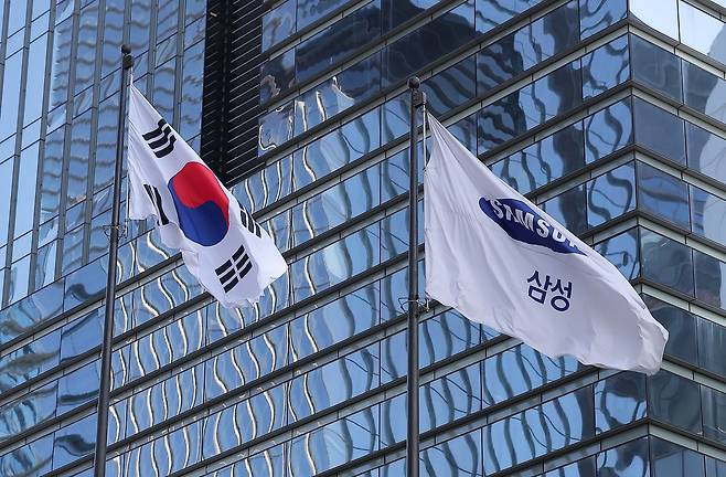 삼성은 지난 2일 삼성전자·삼성디스플레이·삼성바이오로직스 등 3개사를 시작으로, 다음 달부터 국내외 법인이 주고받는 문서를 모두 영어로 작성하도록 하는 지침을 사내에 공지했다. 사진은 서울 서초구 삼성전자 서초사옥. 뉴스1