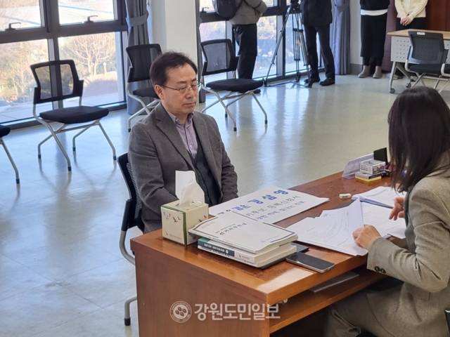 ▲ 강삼영 전국교육자치혁신연대 상임대표는 3일 강원도선거관리위원회에 방문해 강원도교육감 예비후보로 등록했다. 김정호 기자